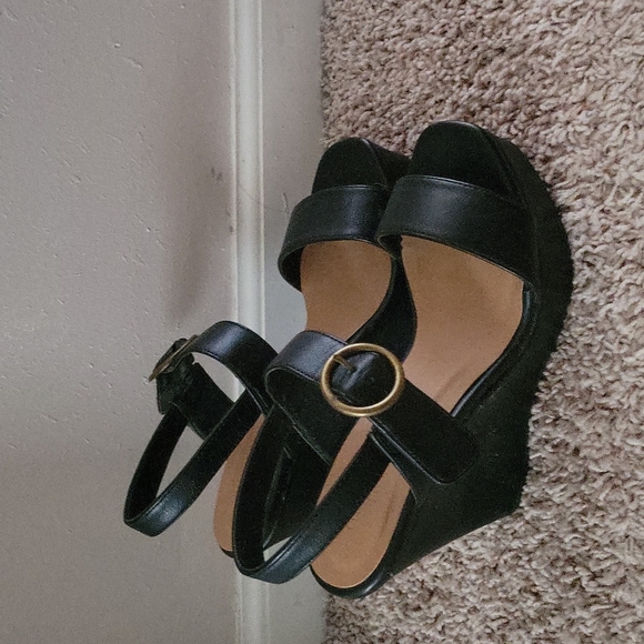 Black heels - Picture 2 of 2